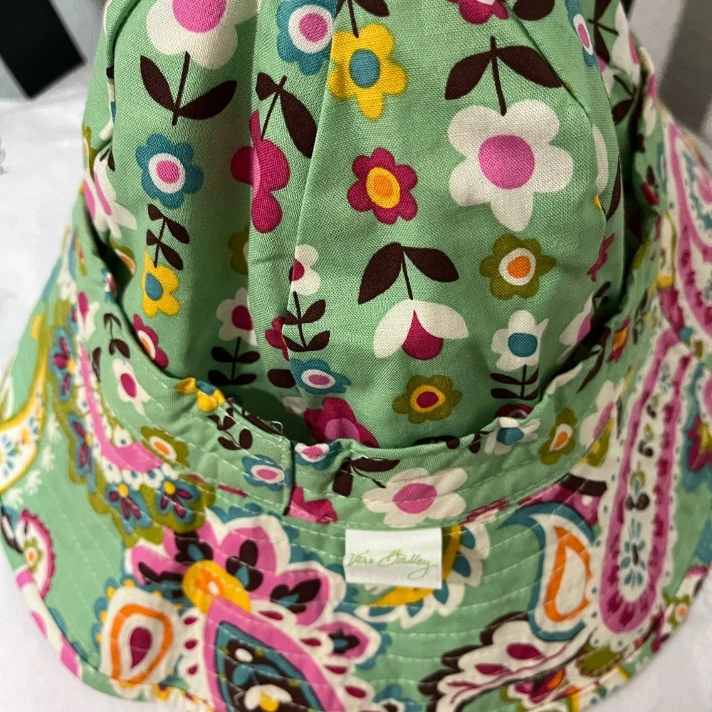 VERA BRADLEY NWOT AUTHENTIC TUTTI FRUTTI GREEN PAISLEY REVERSIBLE BUCKET HAT